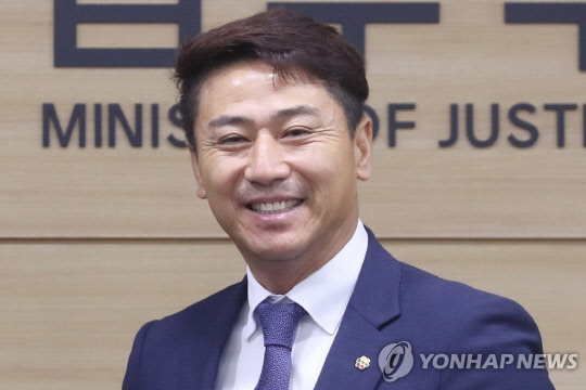 전직 유명 프로야구 선수 박정태가 만취 상태에서 운전을 하고, 버스 기사에게 폭언을 퍼부으며 다툼을 벌여 경찰에 체포됐다. 연합뉴스